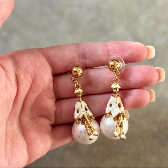Jewelry - 💖4/$30 NEW Elegant Gold and White Miss Coco Earrings